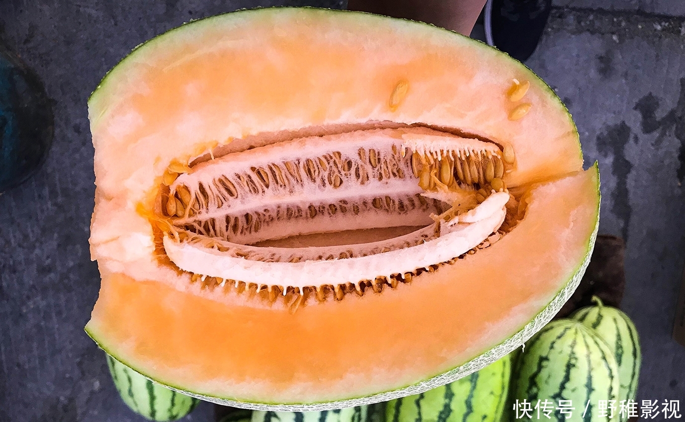 新疆大哥路边卖哈密瓜，1.5元一斤，吃完手上一层黏糊糊的东西