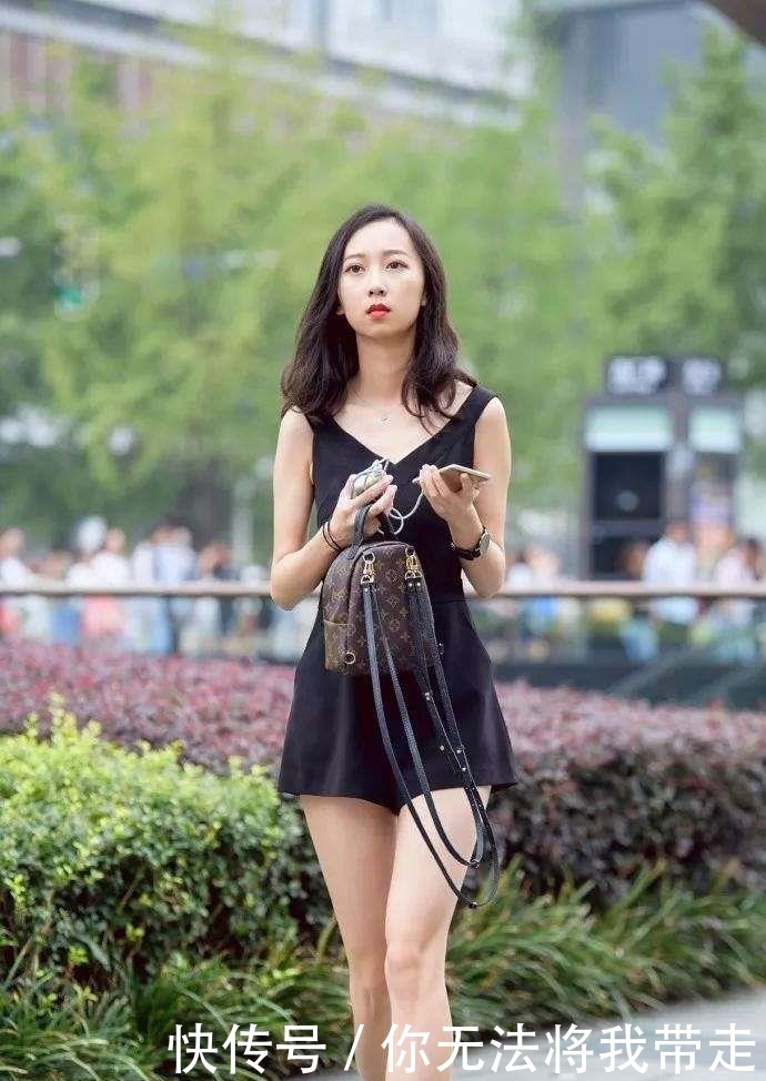 #尽显#街拍:美艳动人的小姐姐,一件黑色修身短裙,尽显完美性感好身材