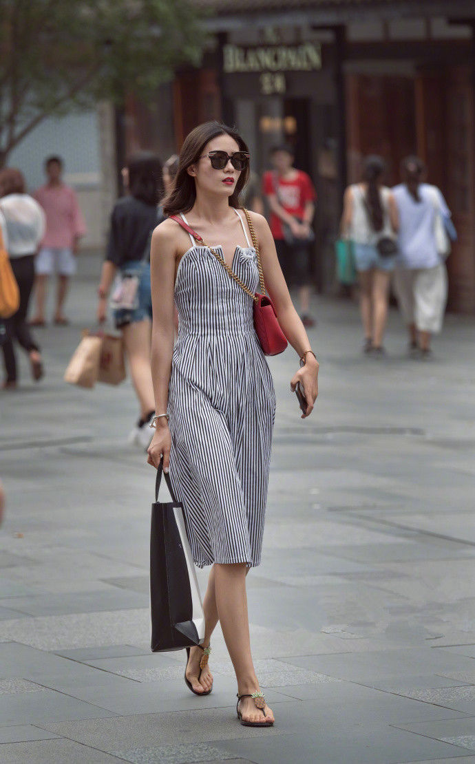 成都街拍:这个夏天适合搭配好看的长裙,秀出时尚的魅力!