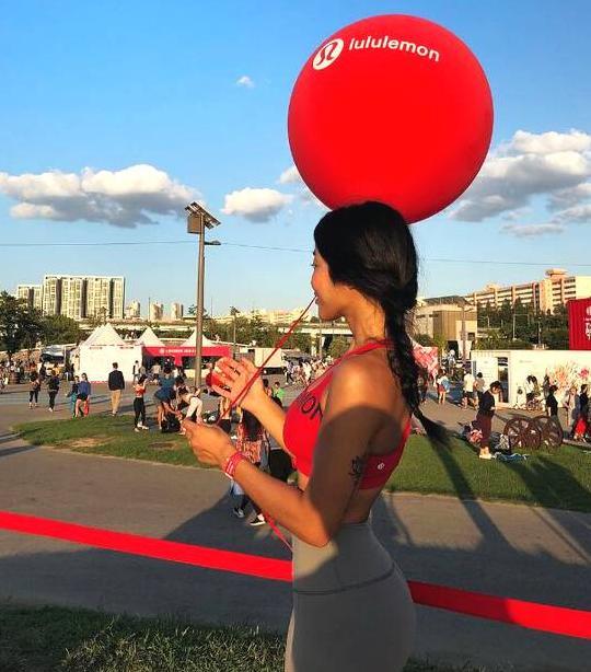 健身女神秀身材，S型曲线性感迷人，尽显女性成熟魅力！