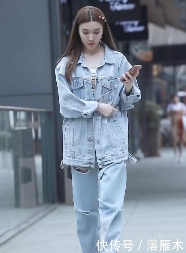 小姐姐@小姐姐的裤子真有个性,“站着很安全,一走就漏风”,的确挺潮!