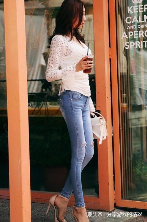 穿紧身牛仔裤美女,凹凸有致的好身材,让人看了过目不忘!