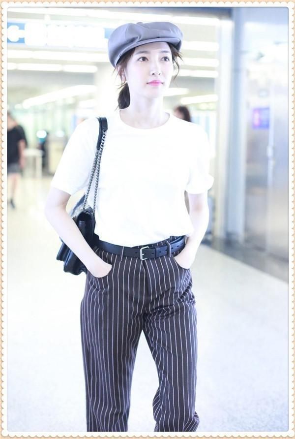 当江疏影和戚薇同穿棕色条纹裤，才知道仙气和霸气的差距有多大!