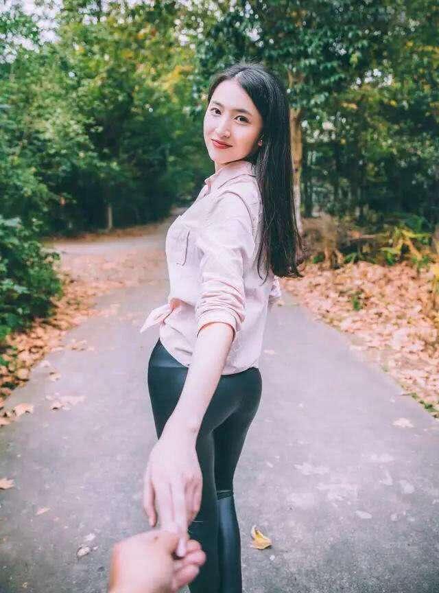 紧身裤展现出你优雅的时尚品位，时尚撩人美搭充满女神风