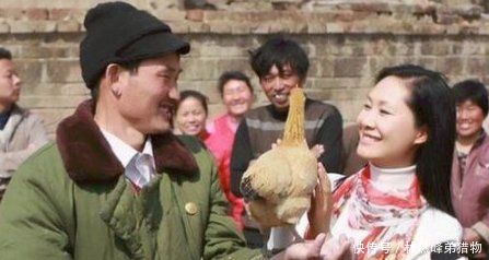 大衣哥朱之文遭全网黑，大衣嫂反对进娱乐圈，几张照片说明一切！