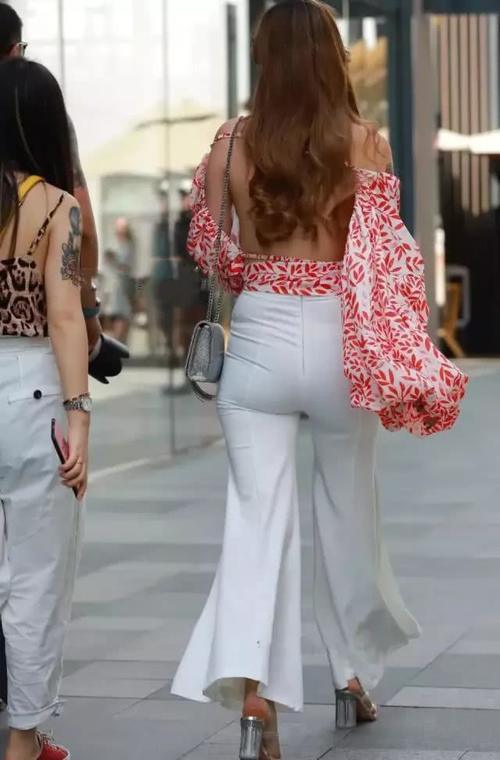 看了紧身喇叭裤，再看看紧身打底裤，才知道粗腿比细腿更震撼