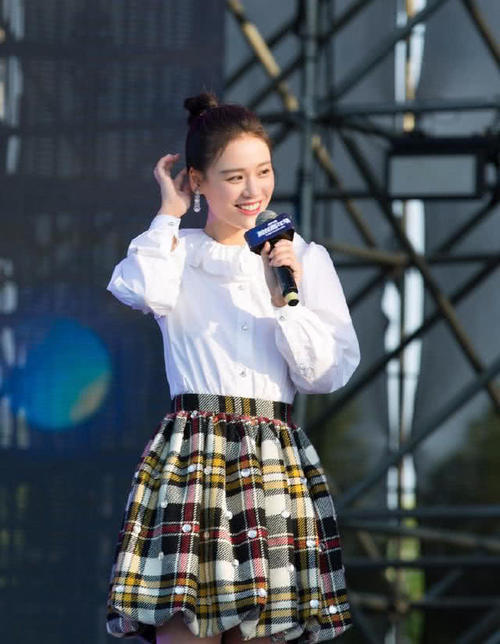 马思纯穿衣太大胆，深V衣领往两边扯，网友：还怕露的不够多？