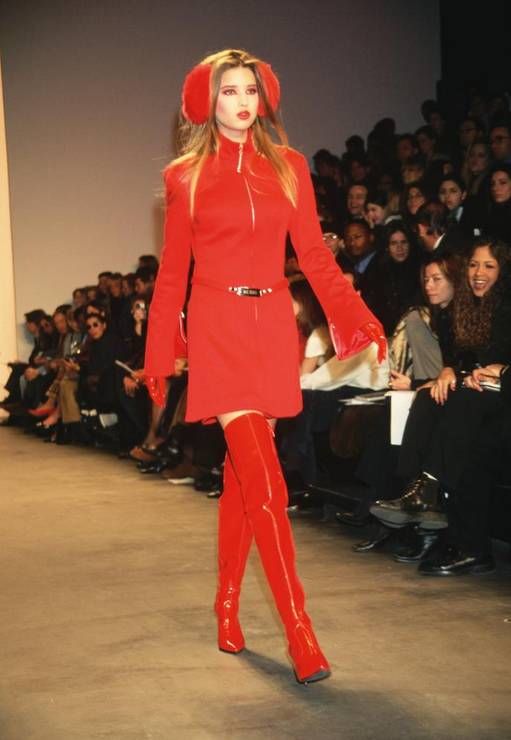 37岁伊万卡T台照:前三张尽显细长双腿，少女时期已是性感美人!