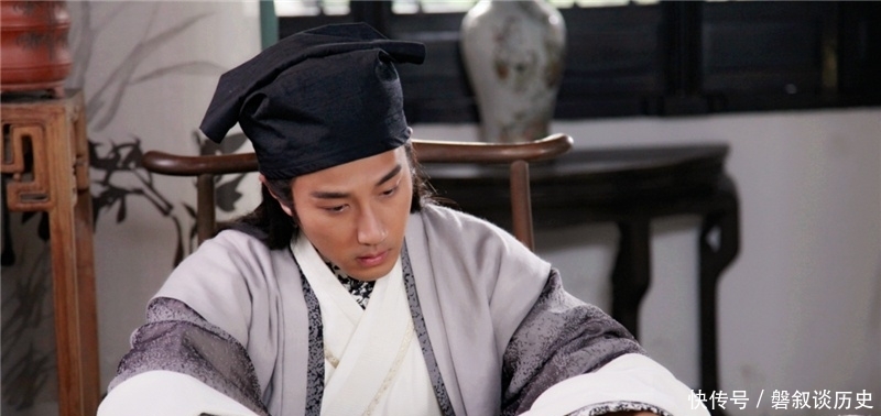 『亲戚』穷书生中举后见亲戚都来巴结,便在大门上贴副对联,读完相当解气