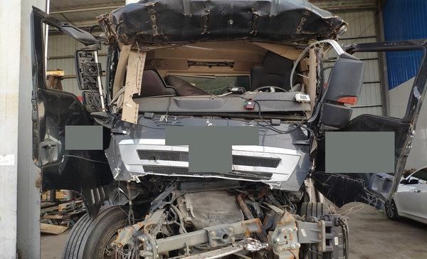 堪称教科书式追尾,这台卡车的驾驶室后移有点