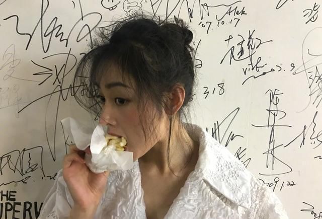 这些艺人不假吃：热巴吃三碗面拿拍摄当借口，张天爱为吃饼排长队