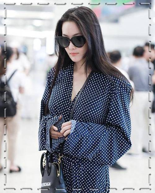 当王丽坤和张馨予同穿波点裙，网友：才知道邋遢和精致差距有多大