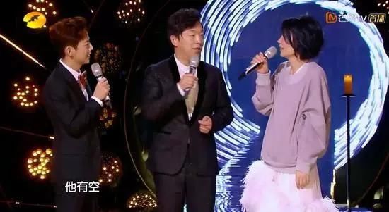 王菲上《幻乐之城》，脚踩帆布鞋活蹦乱跳，49岁天后活成少女样