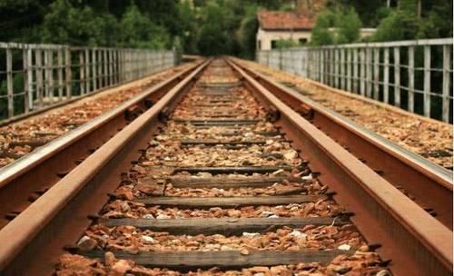  「不锈钢」为什么火车铁轨采用会“生锈”的钢铁，却不用不锈钢