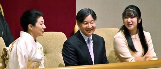  [和纪子妃]天皇一家亮相，雅子皇后穿和服显古韵美，独女水桶腰眯缝眼太路人