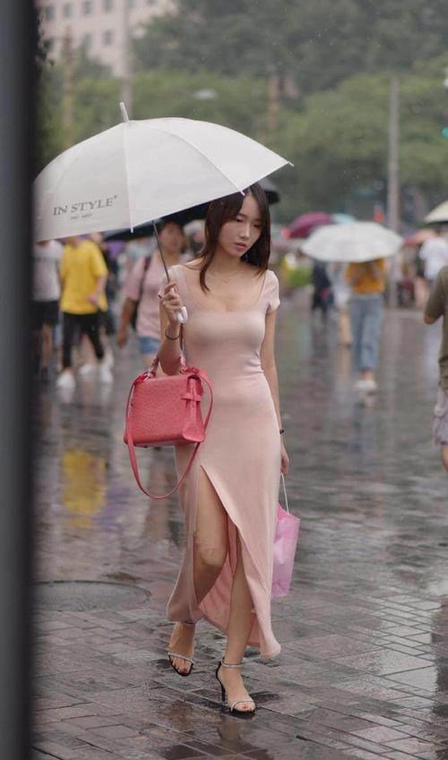 街拍: 好身材都是过出来的, 紧身T恤尽显动人身材