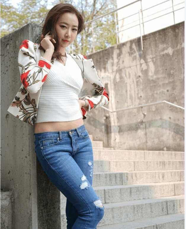 街拍:身穿紧身牛仔裤的小姐姐，萌气十足，真有曲线的美感