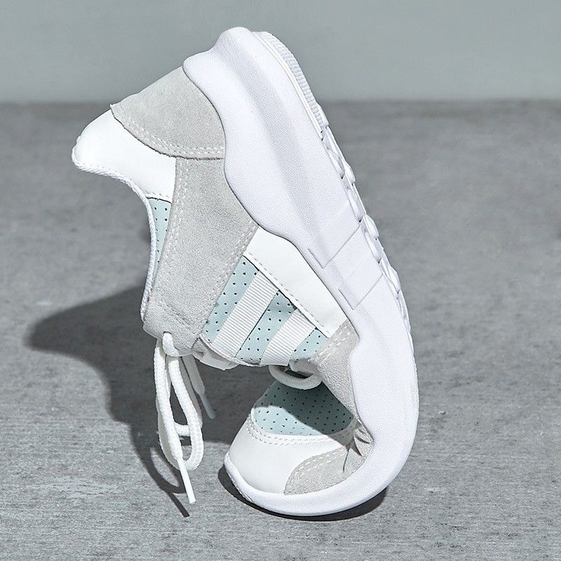 最经典“18新款小白鞋”，出门搭配一条牛仔裤，浑身充满活力范