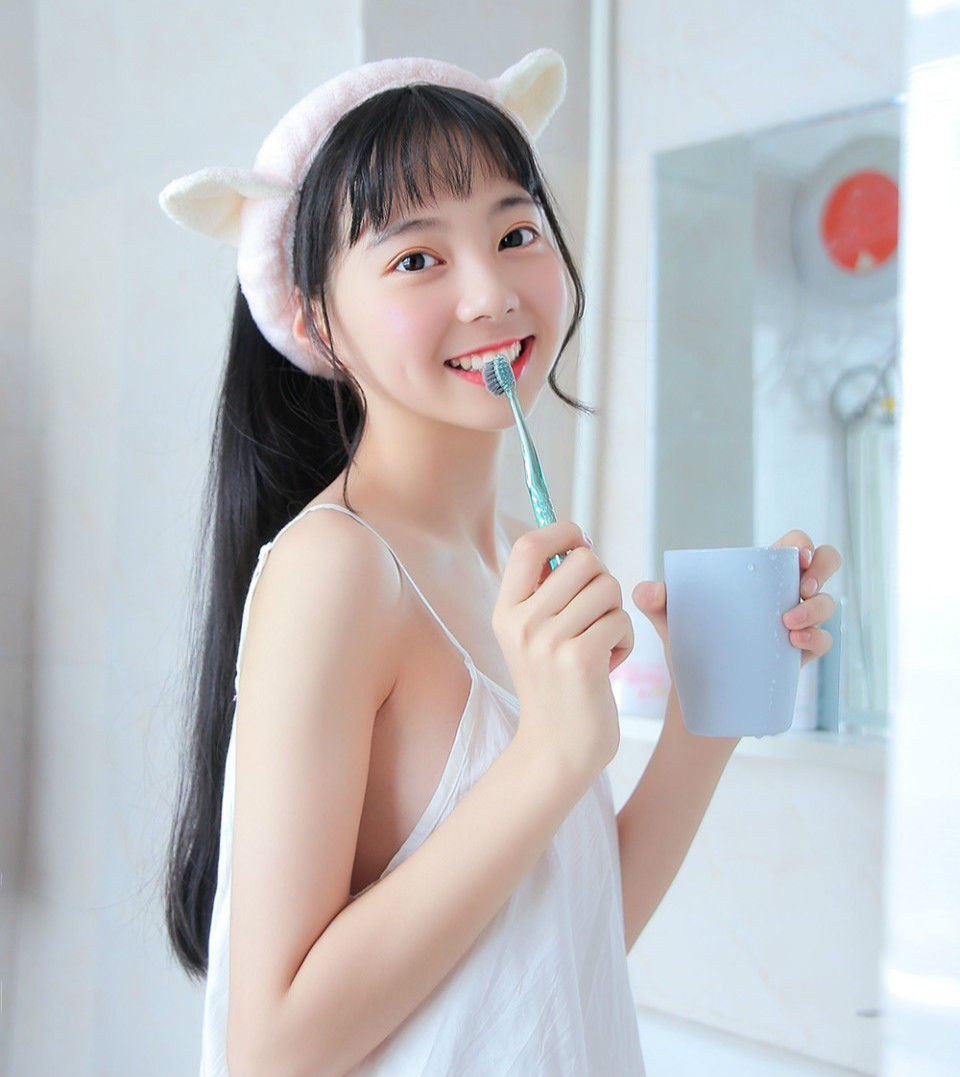 美女性感吊带清凉装扮 宅男看得火热