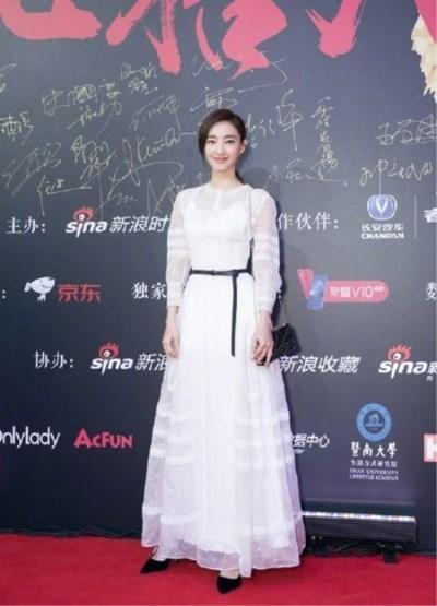 王丽坤不愧素颜女神！一袭白裙美若天仙，网友：林更新就偷着乐吧