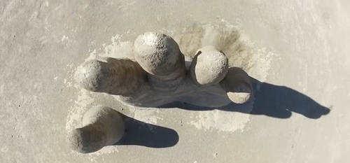 最荒凉的“五指山”雕塑，距今不到30年，被游客写满到此一游！