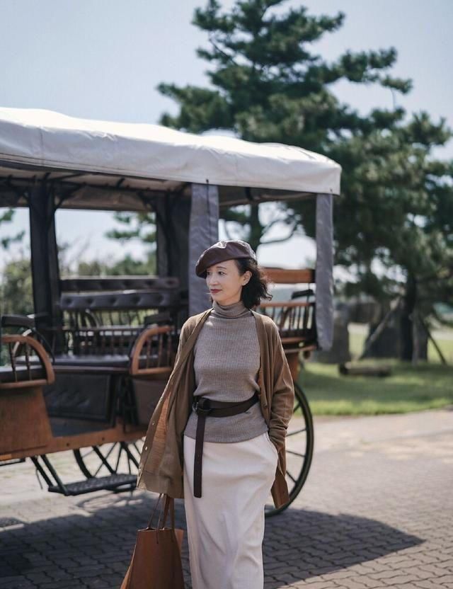  中年@女人到了中年，放弃牛仔裤配卫衣！学三木妈妈这样穿