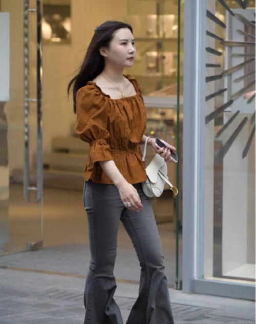 『女王』“吹喇叭”的荷叶牛仔裤,贵妇女神的女王气,网友:真壮观!