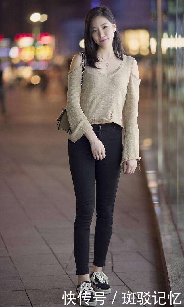 街拍：图三小姐姐紧身牛仔裤配白色小西服，颜值和身材都很赞！