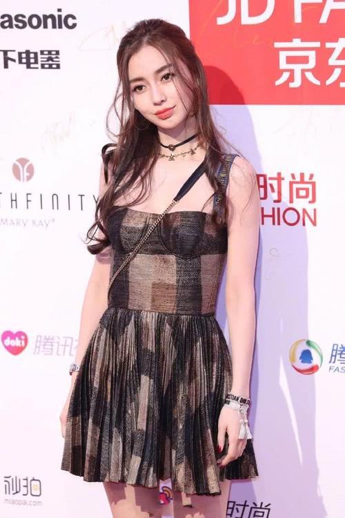 Baby梳了个中分卷发，却被吐槽“脸盘大”网友：是认真的吗？