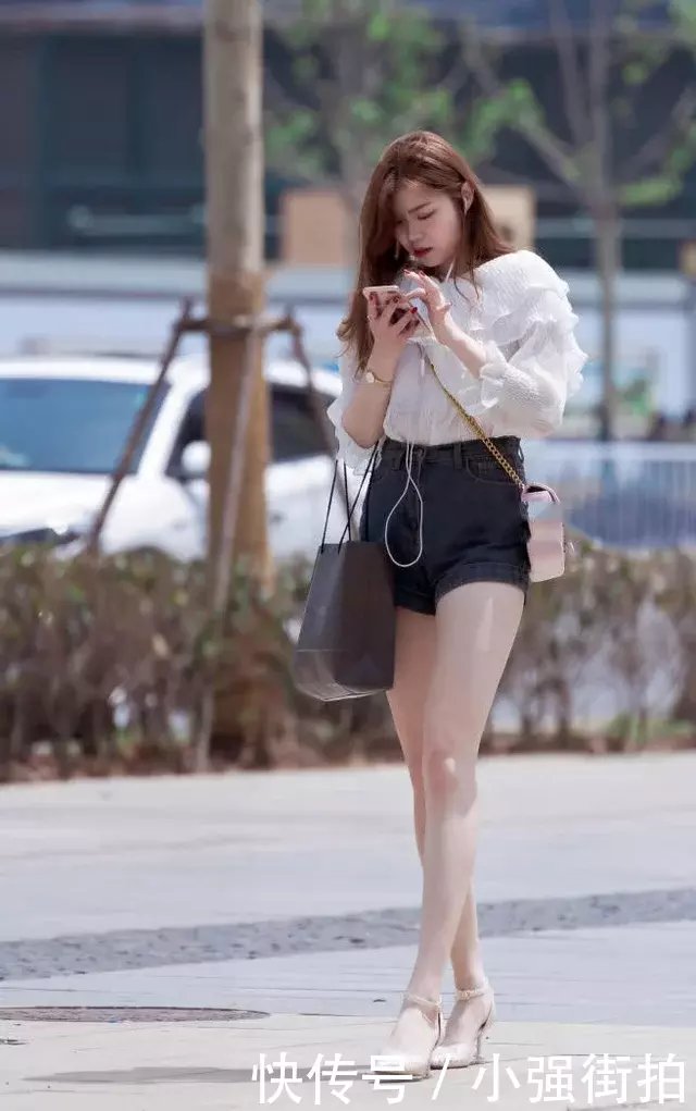 小姐姐显玲珑有致的身材，使得一双美腿变的更加的性感迷人