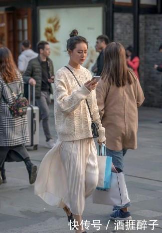 『白色』路人街拍,小姐姐旗袍还是白色系的,真是很有风情呀