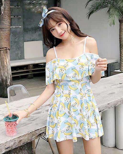 穿上泳衣的小姐姐，看上去十分的清新，感觉像春天的味道