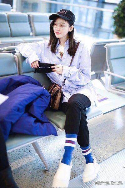 张天爱咋想的？袜子直接套在裤子外，网友：是刚从农村插秧回来吗