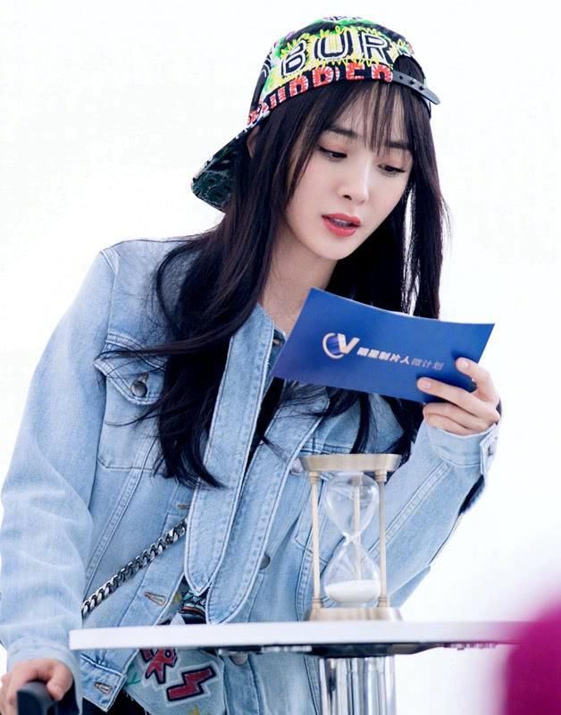 杨幂的5张照片，图2太难看了我也就盯着看了八个小时吧！