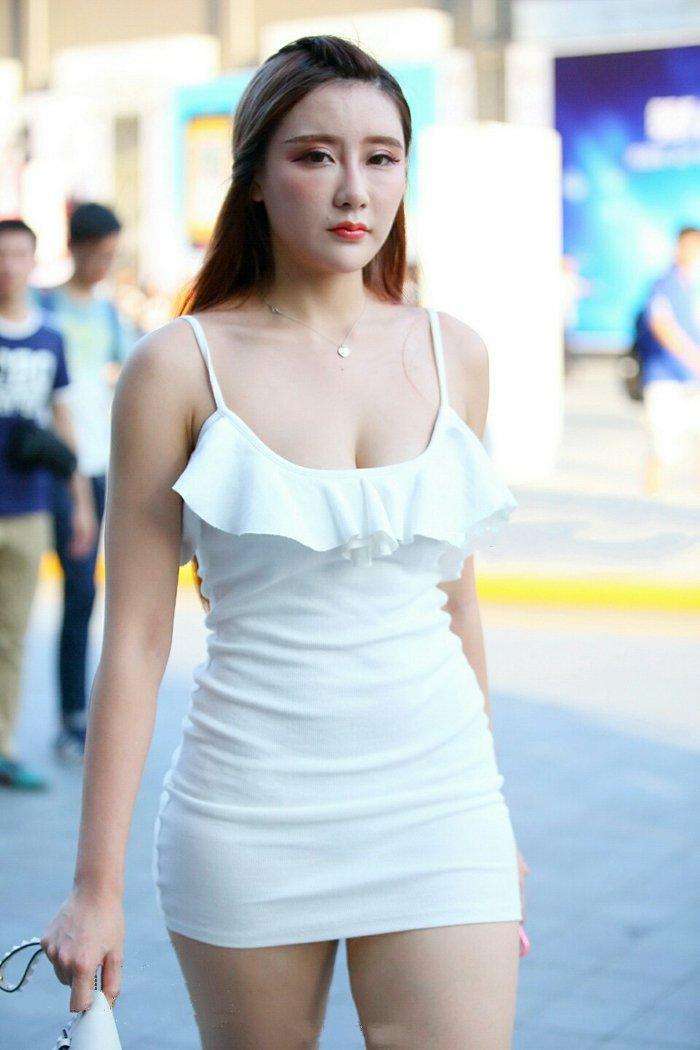 街拍: 吊带装美女大秀圆润身材, 这样的效果小性感与时尚并存