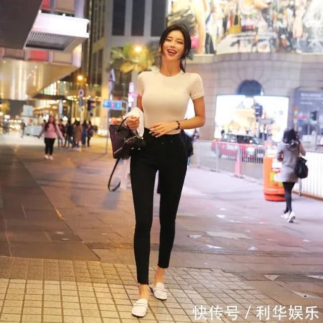 街拍：白T每个女孩都有，小姐姐却穿得紧绷绷的！有种高级感