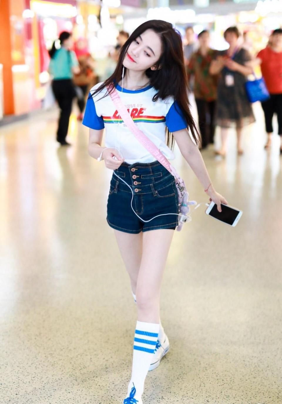 159的鞠婧祎太心机，下衣失踪穿出180腿长，网友:矮子也能成超模