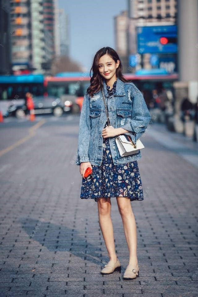  #性感#粉色印花连衣裙，增添了性感元素在里面，非常好看