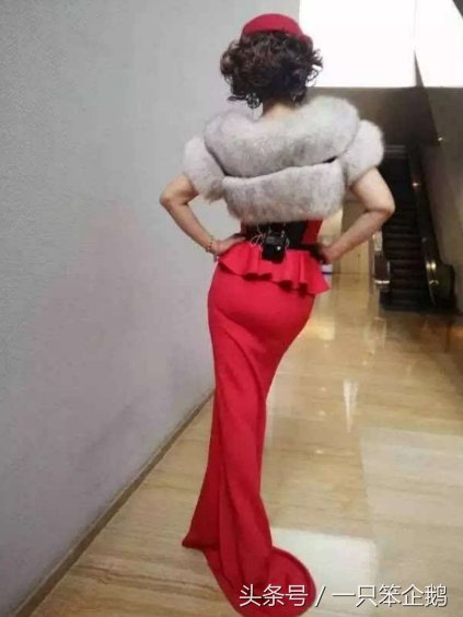 她连做手术都要化妆 63岁却活得像少女