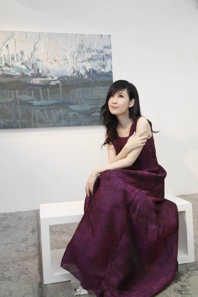 周慧敏真敢穿！这么皱的衬衫裙也敢穿出门，网友：50岁也疯狂