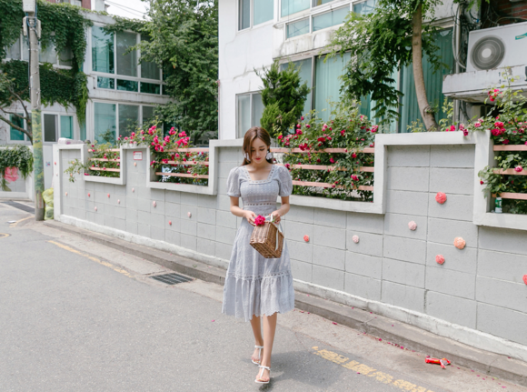 女神孙允珠，明斯克民族花饰波漾淡灰洋裙