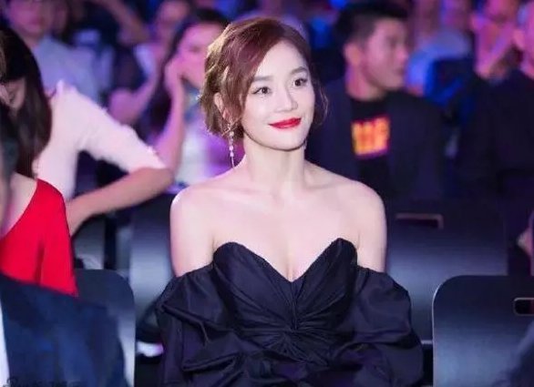 袁姗姗性感亮相，这身材太诱惑，网友直呼:马甲线不是白练的呀