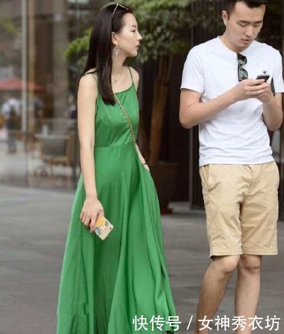 街拍：身材丰满的小姐姐，黑色紧身T恤上衣让好身材完美展现！