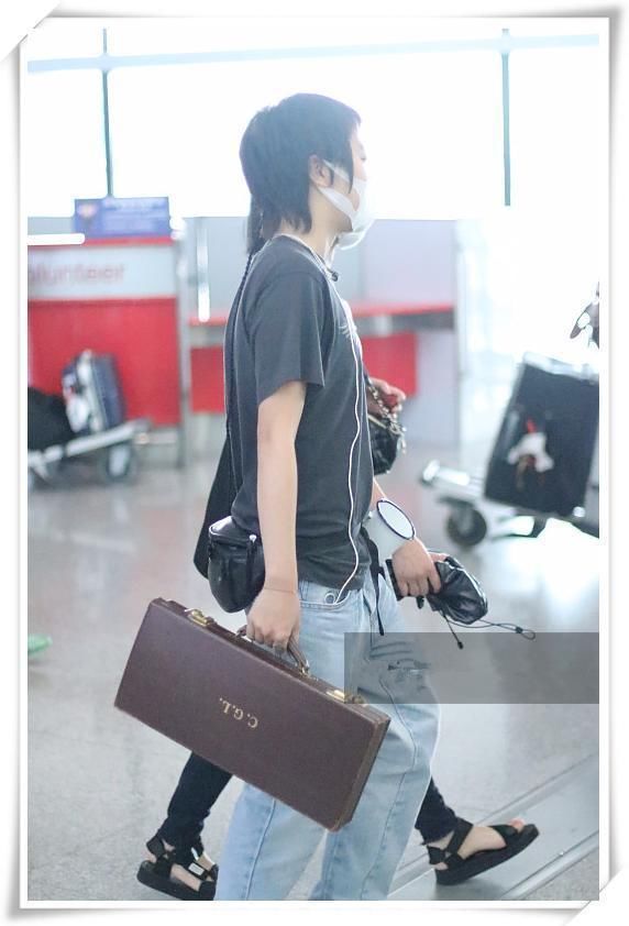 本以为窦靖童的木箱够奇葩的了，看到马思纯的塑料篮，我沉默了!