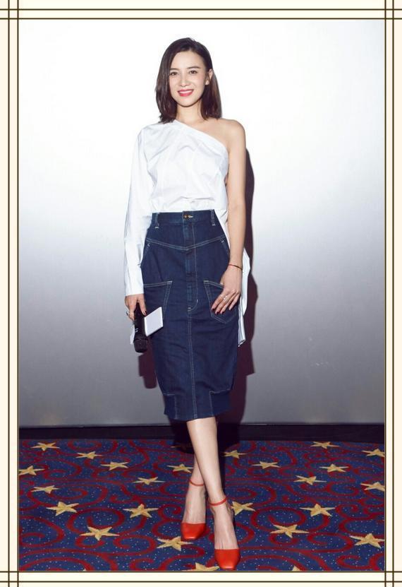 宋佳气场炸裂！开叉裙里套长裤居然不丑，网友：老奶奶不服就服你