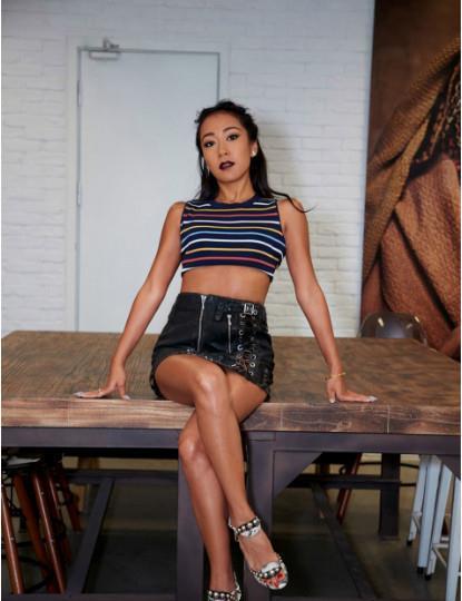 吉克隽逸一身独特的麦色皮肤再加上着装完全是一个性感的尤物