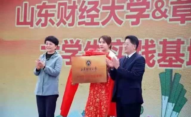  「姚明」人看葱，须仰视！2.435米！章丘今年“葱状元”比姚明还