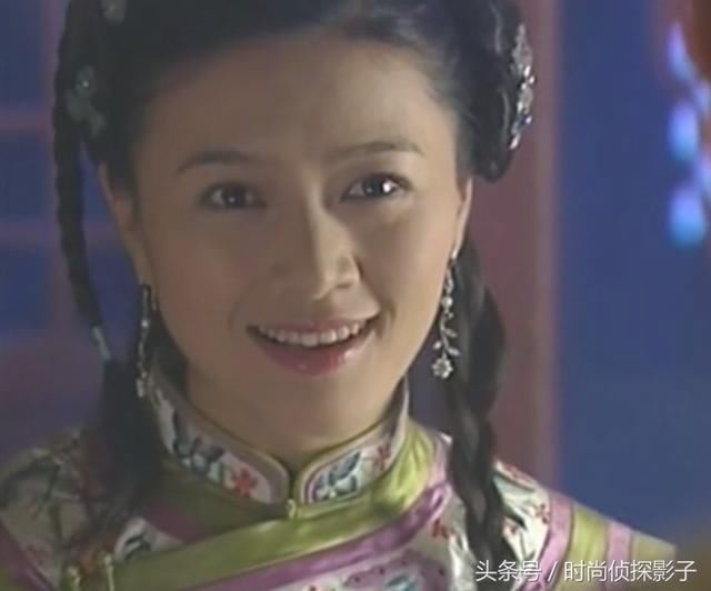 脸颊翘起一只小辫子的古装女子，何花乖巧、舒畅清纯、陈法拉俏丽