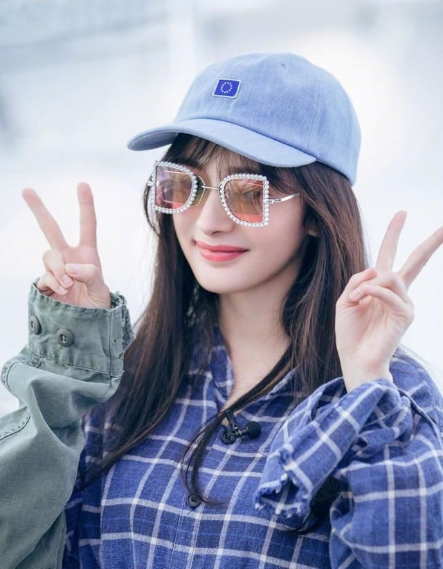 杨幂一身雨衣竟然要8万块，离开造型师后自己的搭配功力真心一般