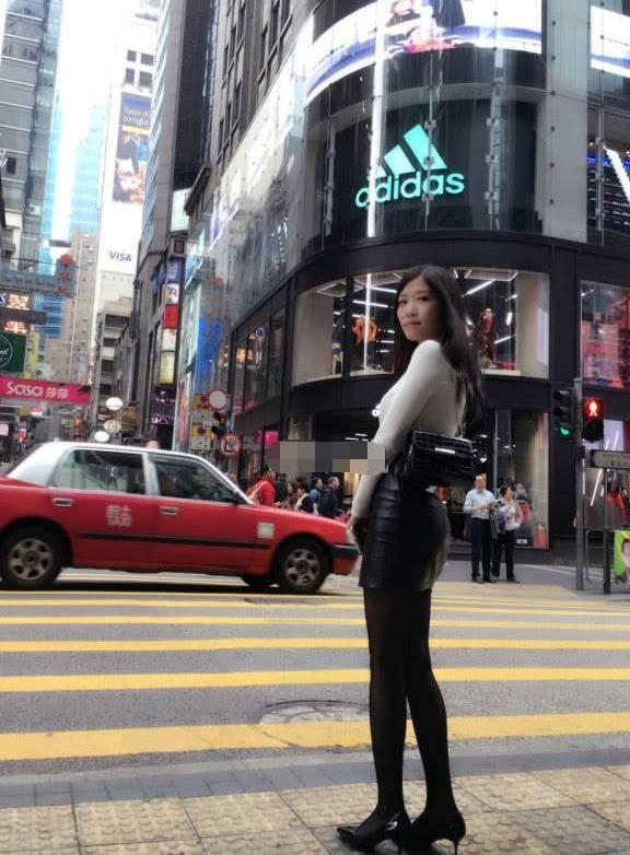 街拍:小姐姐皮裙出街,在人群中就是最亮的星!